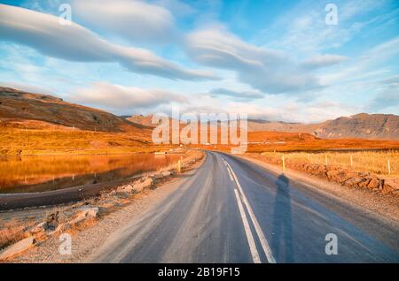 Beau scénario de paysage avec ciel spectaculaire le long de la rocade, route 1 en Islande, Europe Banque D'Images