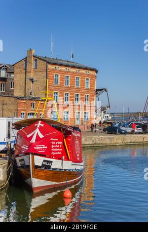 Vieux bateau dans le port historique de Stralsund, Allemagne Banque D'Images