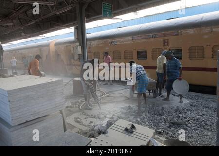 Travaux de construction à la gare centrale de Chennai, Chennai, Tamil Nadu. Inde du Sud. Banque D'Images