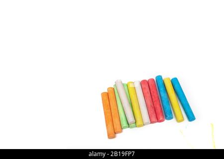 Crayons de couleur sur une feuille de papier blanche Banque D'Images