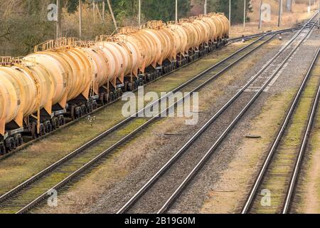 Wagons-citernes de chemin de fer utilisés pour le transport de produits pétroliers Banque D'Images
