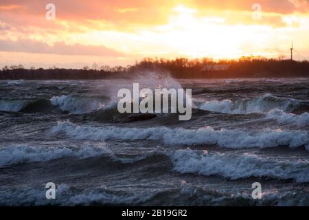 Storm Helga s'est tiré en pleine force sur le lac Vättern vendredi.photo Jeppe Gustafsson Banque D'Images