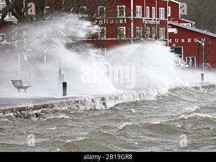 Storm Helga s'est tiré en pleine force sur le lac Vättern vendredi.photo Jeppe Gustafsson Banque D'Images