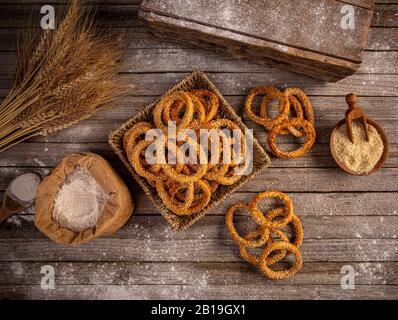 Bretzels durs avec graines de sésame Banque D'Images