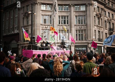 Extinction Rebellion, Occupy London: A partir du lundi 15 avril 2019, extinction Rebellion a organisé des manifestations à Londres, en mettant l'accent sur Oxford Circus, Marble Arch, Waterloo Bridge et la région autour de Parliament Square. Les militants ont fixé un bateau rose nommé d'après l'assassinat du militant écologiste hondurien Berta Cáceres au milieu de l'intersection animée d'Oxford Street et Regent Street (Oxford Circus) et se sont collés à lui et ont également mis en place plusieurs belvédères, plantes en pots et arbres, Une scène mobile et une rampe de skate tout en occupant le pont de Waterloo (réf.:Wikipedia). Banque D'Images