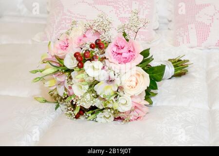 Bouquet de fleurs avec roses roses roses et blanches. Rose × damascena, Rose Desdemona, Rose Lochinvar, lisianthus, eustoma. Banque D'Images