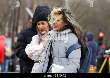 Londres, Royaume-Uni. 20 février 2020. Des femmes sur le pont de Westminster pendant une journée venteuse à Londres. Crédit: Dinendra Haria/Sopa Images/Zuma Wire/Alay Live News Banque D'Images