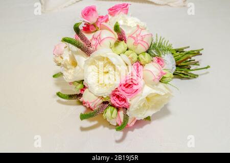 Bouquet de roses et de pivoines, rose et blanc. Rosa × damascena,Rosa Desdemona,Paeoniaceae. Juliette rose. Banque D'Images