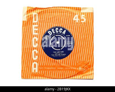 Ancienne étiquette Decca originale vinyle 45 tr/min enregistre La dernière Fois par les Rolling Stones 1965 dans la gaine de papier déchirée isolée sur blanc. Banque D'Images
