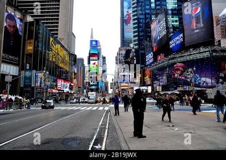 Autobus scolaire traversant Times Square, Manhattan à New York City 1998, États-Unis Banque D'Images