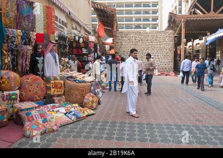 Souvenir En Vente À Dubaï Souk, Dubaï, Emirats Arabes Unis, Moyen-Orient, Asie Photo © Fabio Mazzarella/Sintesi/Alay Stock Photo Banque D'Images