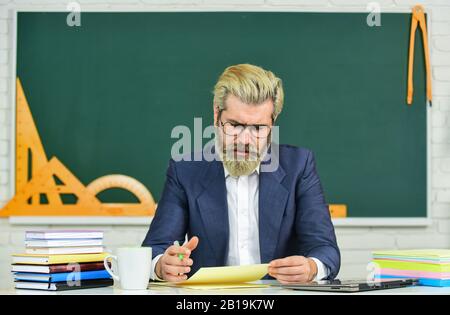 La publicité dans les écoles privées dynamisez les inscriptions. Professeur de matières traditionnelles et modernes. Étudiez dur. Profitez de l'éducation gratuite. L'éducation moderne pour les adolescents. L'éducation scolaire pour tous. Services D'Inscription. Banque D'Images