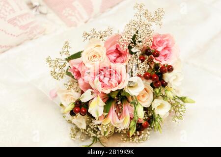 Bouquet de fleurs avec roses roses roses et blanches. Rose × damascena, Rose Desdemona, Rose Lochinvar, lisianthus, eustoma. Banque D'Images