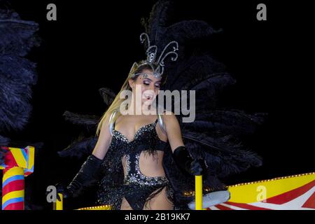 Funchal, PORTUGAL - FÉVRIER 2020: Les participants à la danse du Carnaval de l'île de Madère lors du défilé dans la ville de Funchal, l'île de Madère, Portugal. Banque D'Images