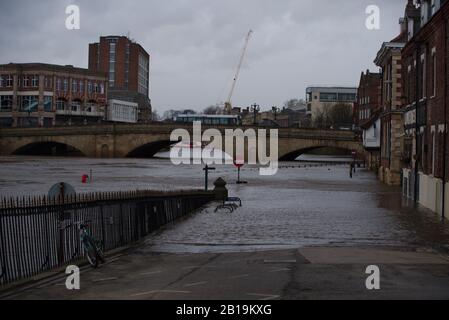 York, Yorkshire Du Nord, Angleterre 22 Février 2020. King Street et King’s Staith inondés par l’Ouse de la rivière en raison des effets combinés des Tempêtes Ciara et Dennis. Banque D'Images