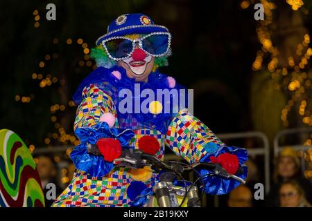 Funchal, PORTUGAL - FÉVRIER 2020: Les participants à la danse du Carnaval de l'île de Madère lors du défilé dans la ville de Funchal, l'île de Madère, Portugal. Banque D'Images