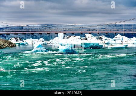 Islande, Europe. Glace de glacier flottant sur l'eau avec de la neige à la lagune de glacier de Jokulsarlon en hiver. Banque D'Images