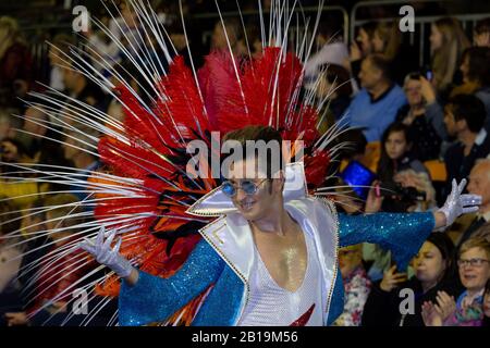 Funchal, PORTUGAL - FÉVRIER 2020: Les participants à la danse du Carnaval de l'île de Madère lors du défilé dans la ville de Funchal, l'île de Madère, Portugal. Banque D'Images