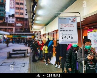 Kennedy Town, Hong Kong - le 18 février 2020 Les Gens s'alignent pour acheter un arbuste à base d'alcool: Walch, 7 Pièces par boîte, HK$ 45 par boîte Banque D'Images