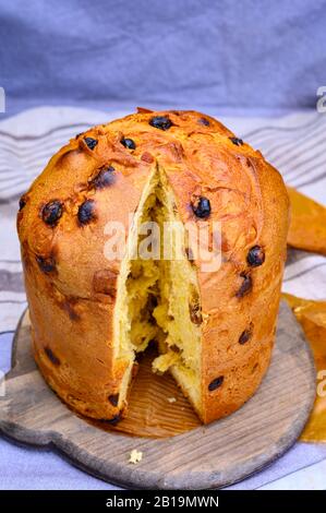 Pain traditionnel italien chaud pour panettone de Noël avec raisins secs et zeste de citron de Milan Banque D'Images