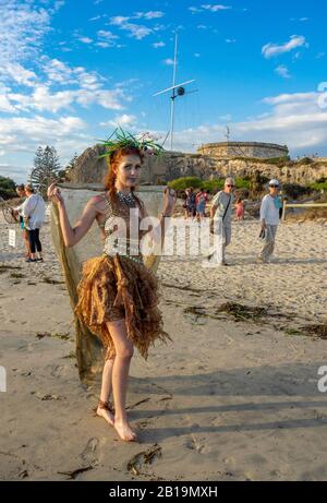 Femme cosplay costume habillé comme une fée marchant sur le sable à Bathers Beach Fremantle Australie occidentale. Banque D'Images