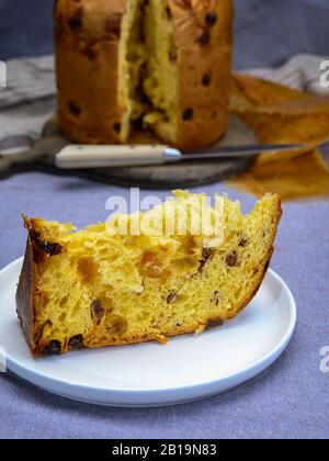 Pain traditionnel italien chaud pour panettone de Noël avec raisins secs et zeste de citron de Milan Banque D'Images