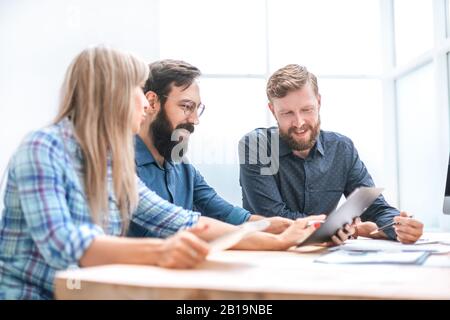 gros plan. un groupe de concepteurs discutant de documents pour un nouveau projet. Banque D'Images