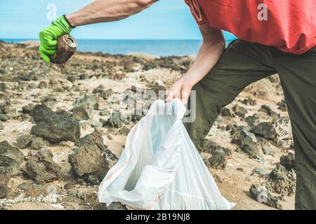 Les gens qui nettoyaient la plage à partir de plastique et de déchets - les bénévoles au travail pour le problème de la côte des déchets - l'environnement, la pollution et l'ecolosystem avertissent Banque D'Images