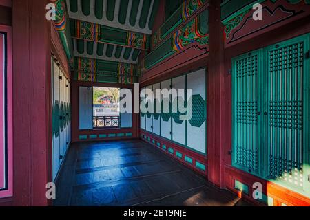 Séoul, Corée du Sud - 23 FÉVRIER 2020 : intérieurs décorés des bâtiments du palais à Changdeokgung à Séoul, Corée du Sud. Banque D'Images