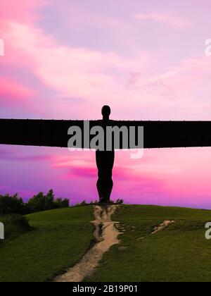 Ange du Nord; situé dans Northumberland (Angleterre) le 6 janvier 2019, Gateshead. Sculpture en acier d'Antony Gormley, vue sur le coucher du soleil. Banque D'Images