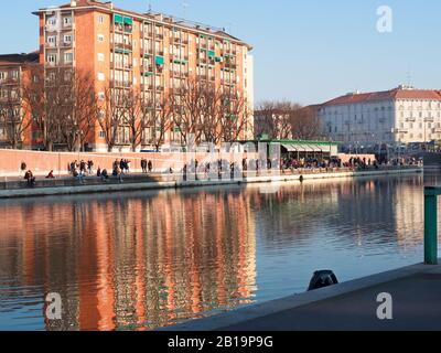 Les touristes se baignent au quai (darsena) de Milan lors d'une journée de printemps clair Banque D'Images