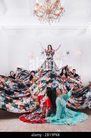 Ensemble de danse tzigane sur la scène du cabaret Banque D'Images