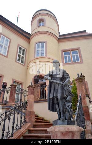 Wolkenburg, Allemagne, 07-19-2019 sculpture historique en métal et entrée du château Banque D'Images