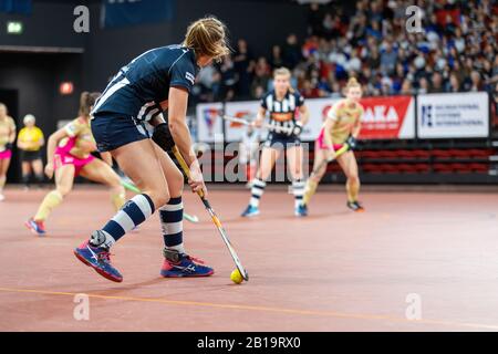 La Haye, Pays-Bas - 16 FÉVRIER 2020: Charlie travaille EuroHockey Indoor Club Cup 2020 femmes. Match final entre Dusseldorfer HC (GER) et HDM (ne Banque D'Images