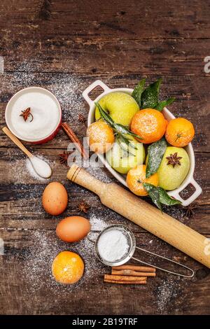 Fond de cuisson de Noël. Ingrédients crus pour la cuisson de Noël. Table en bois vintage, vue sur le dessus, gros plan Banque D'Images