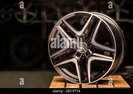 Krasnoyarsk, Russie, 20 février 2020: Jantes alliage noir original Mercedes Benz nouveau, avec une étoile à trois poutres. La roue d'origine. Banque D'Images