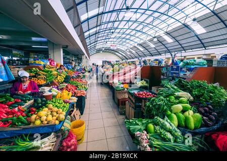 Marché alimentaire équatorien traditionnel vendant des produits agricoles et d'autres produits alimentaires à Cuenca, en Équateur, en Amérique du Sud. Banque D'Images