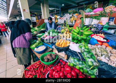 Marché alimentaire équatorien traditionnel vendant des produits agricoles et d'autres produits alimentaires à Cuenca, en Équateur, en Amérique du Sud. Banque D'Images