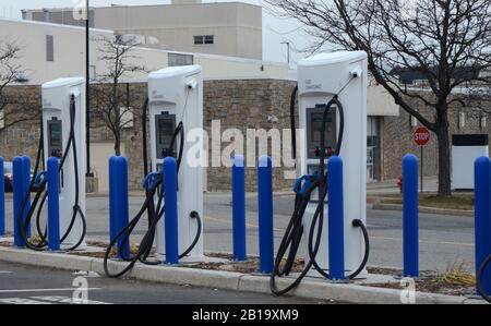 POUCE VERT : des stations de recharge de voiture électriques écologiques sont placées dans des centres commerciaux à travers le pays. Banque D'Images