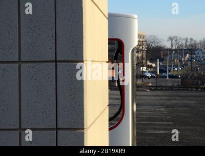 POUCE VERT : des stations de recharge de voiture électriques écologiques sont placées dans des centres commerciaux à travers le pays. Banque D'Images