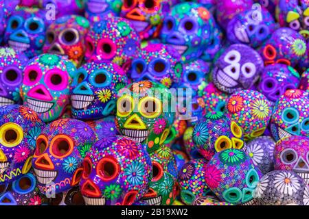 Coloré décoré de crânes, de la céramique au marché, symbole de mort jour de morts, Mexique Banque D'Images