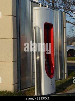 POUCE VERT : des stations de recharge de voiture électriques écologiques sont placées dans des centres commerciaux à travers le pays. Banque D'Images