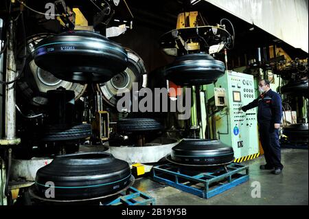 Un travailleur chinois fabrique des pneus en caoutchouc à l'usine de Saillun Group Co., Ltd. À Qingdao, dans la province de Shandong, en Chine orientale, le 24 février 20 Banque D'Images