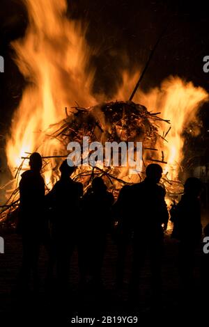 Silhouette de personnes regardant un feu de joie Banque D'Images