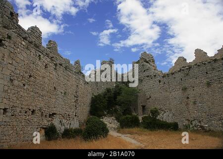 Vue de l'est de Bailey et crénelée en ruine courtines du Château de Puilaurens, Aude, Occitanie, France Banque D'Images