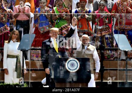 Ahmedabad, Inde. 24 février 2020. Le président américain Donald Trump et le Premier ministre indien Narendra Modi assistent à une cérémonie de bienvenue au stade Motera à Ahmedabad, en Inde, le 24 février 2020. Trump est arrivé lundi dans l'état occidental du Gujarat en Inde pour une visite d'État de deux jours dans le pays. Crédit: Str/Xinhua/Alay Live News Banque D'Images