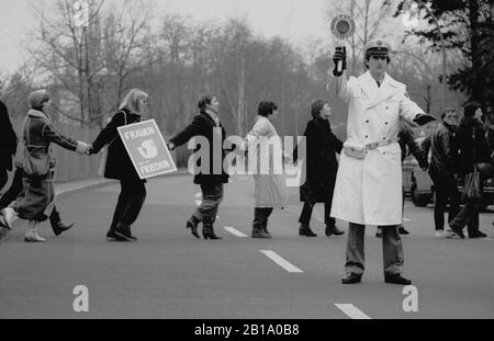 31 mai 1980, Basse-Saxe, Berlin: La police arrête la circulation pour la chaîne humaine lors d'une manifestation de femmes pour la paix à Zehlendorf.date exacte de l'enregistrement inconnu. Photo : Paul Glaser/dpa-Zentralbild/ZB Banque D'Images