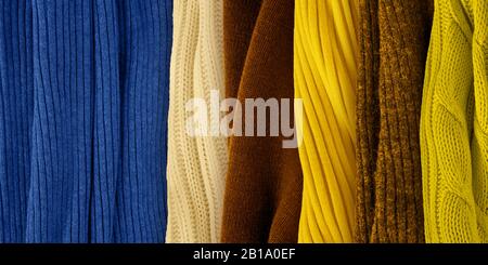Les meilleures couleurs jaunes correspondent au bleu classique. Tendances des couleurs de mode pour l'année 2020. Vêtements tricotés échantillons de tissu. Banque D'Images