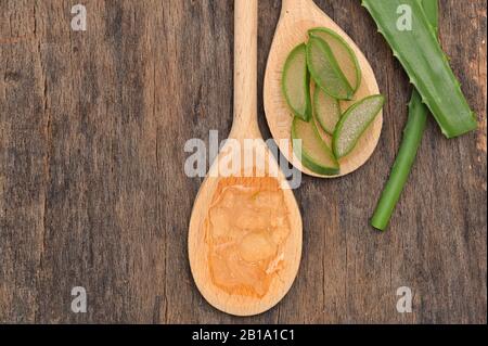 Tranches D'Aloès Vera Sur Table En Bois Et Cuillère Avec Gel D'Aloès Banque D'Images