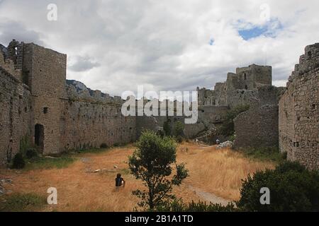 Vue sur le bailey, émiettage des murs-rideaux crénelés et conservation du Château de Puilaurens, Aude, Occitanie, France Banque D'Images